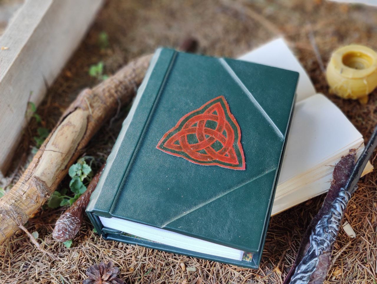 The Book of Shadows Charmed BOS Halliwell on 4 bolts Wicca triquetra